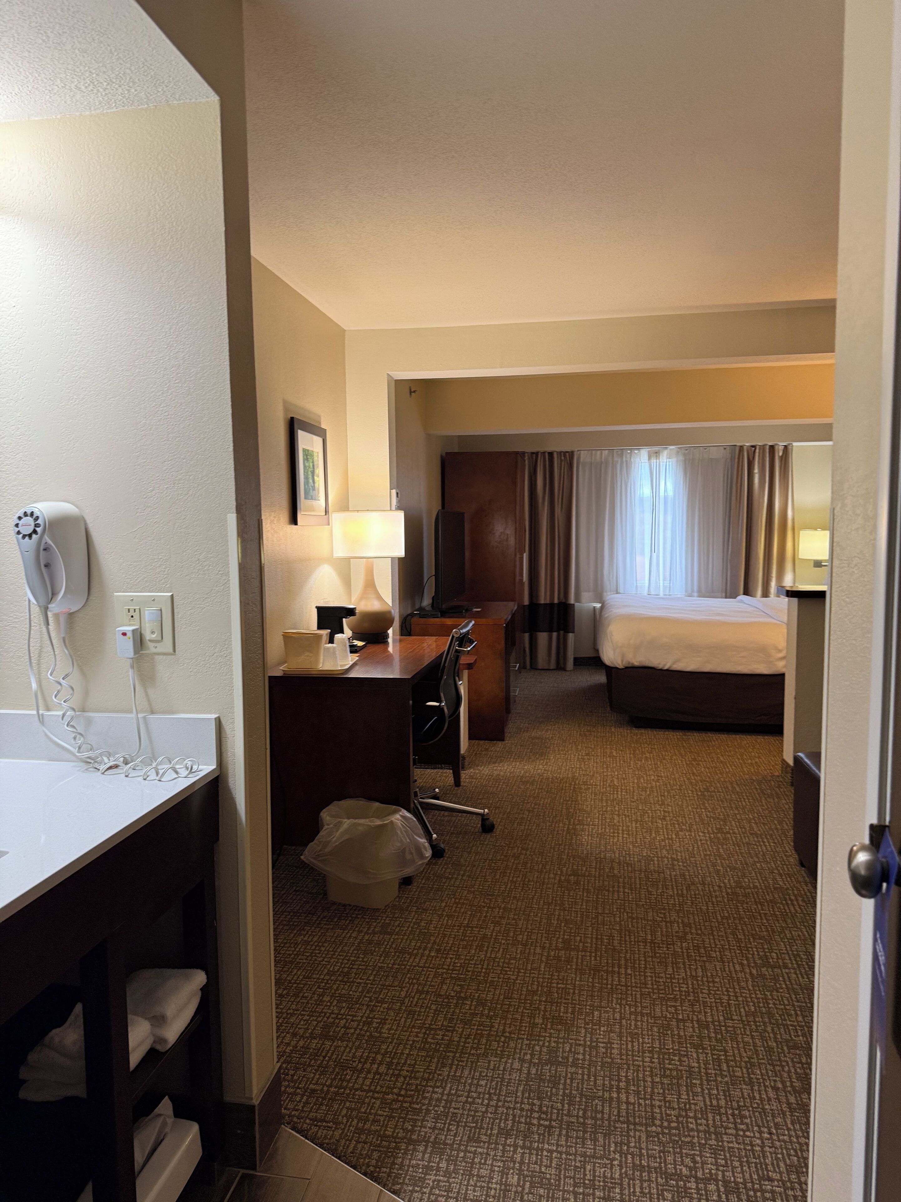 Phòng Suite | Bộ đồ giường cao cấp, bàn, màn/rèm cản sáng 