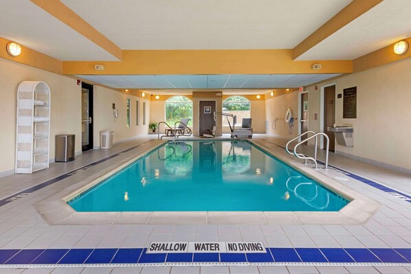 Piscina interna, funciona das 8h às 21h30, espreguiçadeiras