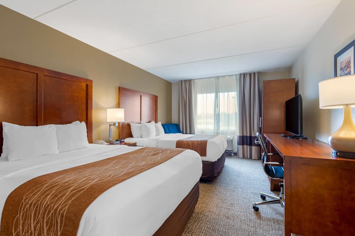 Habitación estándar, 2 camas Queen size, para no fumadores | Ropa de cama de alta calidad, escritorio y cortinas blackout