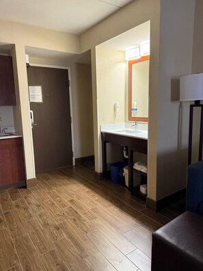 Suite, para no fumadores | Ropa de cama de alta calidad, escritorio y cortinas blackout 