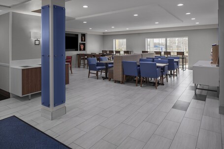 Holiday Inn Express Suites Asheville SW Outlet Ctr Area - Image 40