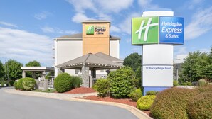 A Holiday Inn Express & Suites building with a clear sky and well-maintained landscaping. - Holiday Inn Express & Suites Asheville SW - Outlet Ctr Area by IHG (Asheville)
