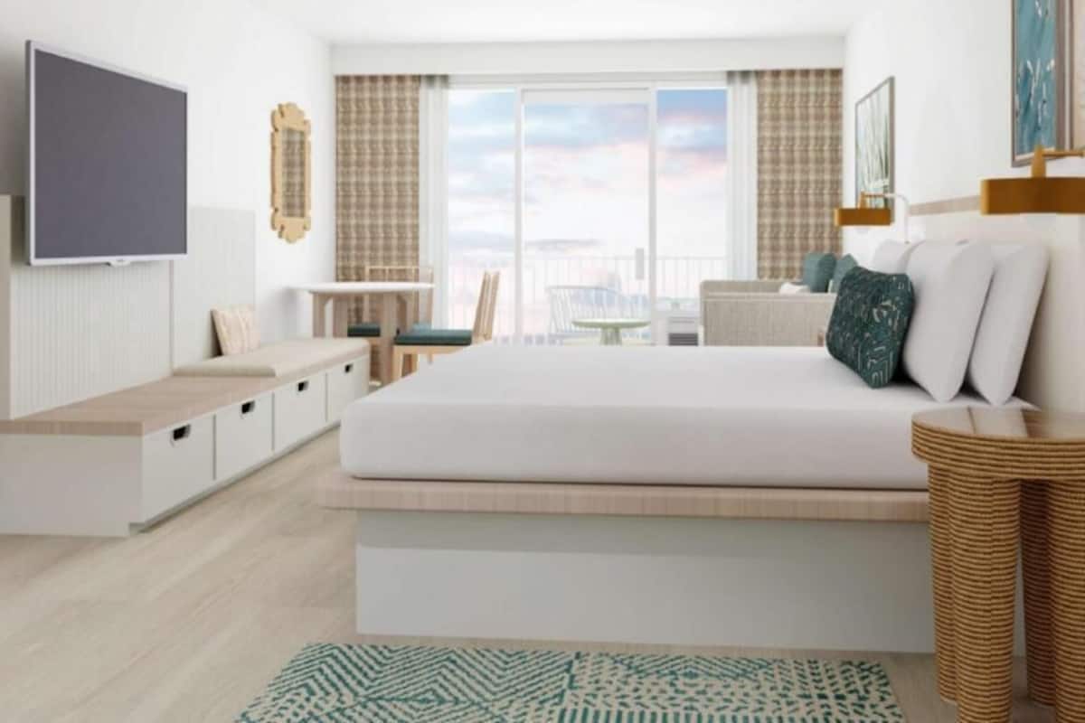 Hypo-allergenic bedding, in-room safe, desk, laptop workspace