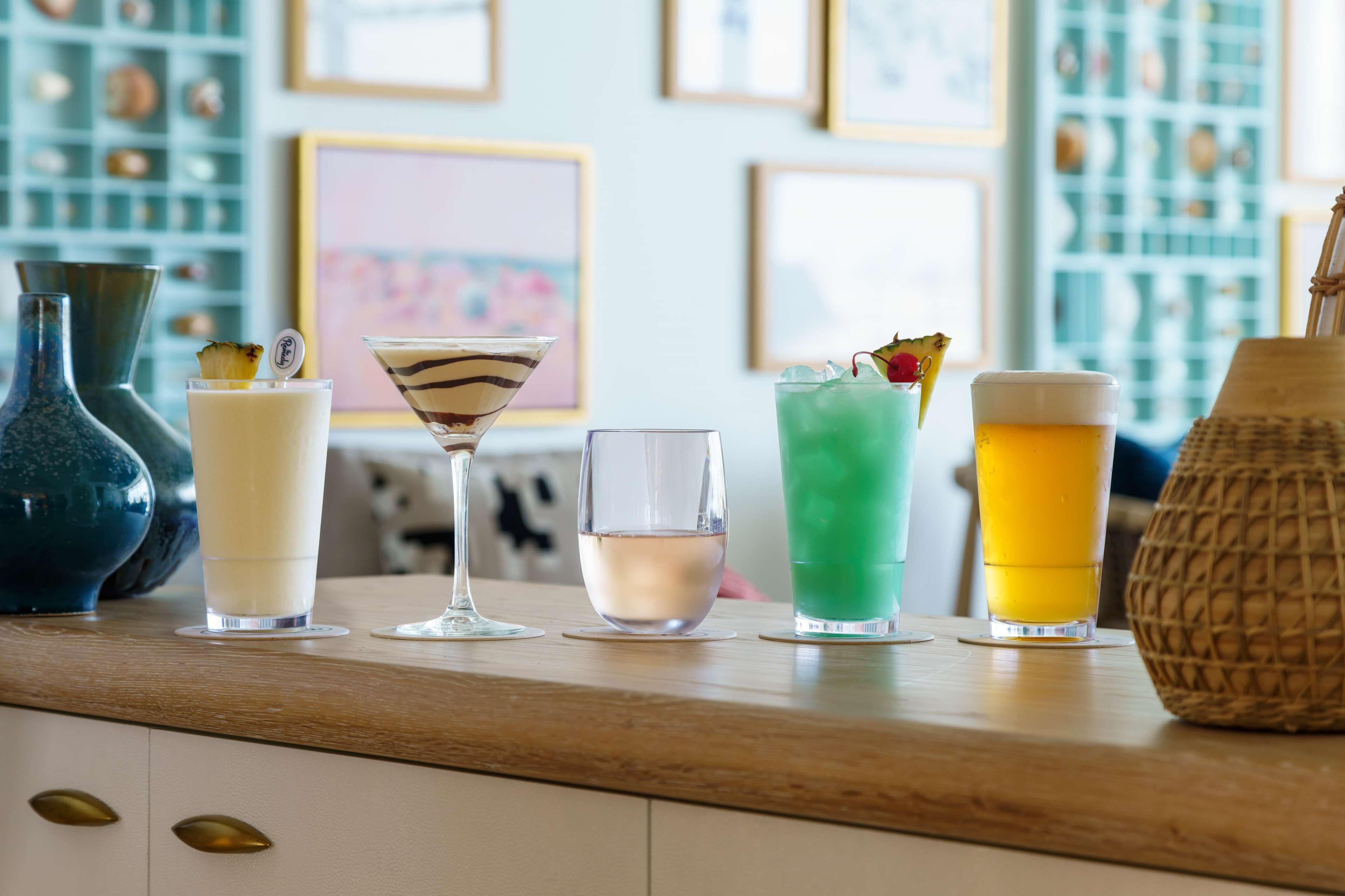 Uma área de bar com diversas bebidas e um vaso decorativo.