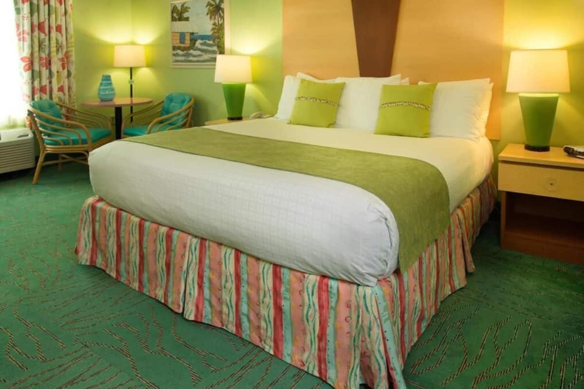 Hypo-allergenic bedding, in-room safe, desk, laptop workspace