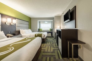 Escritorio, espacio para trabajar con laptop y cortinas blackout