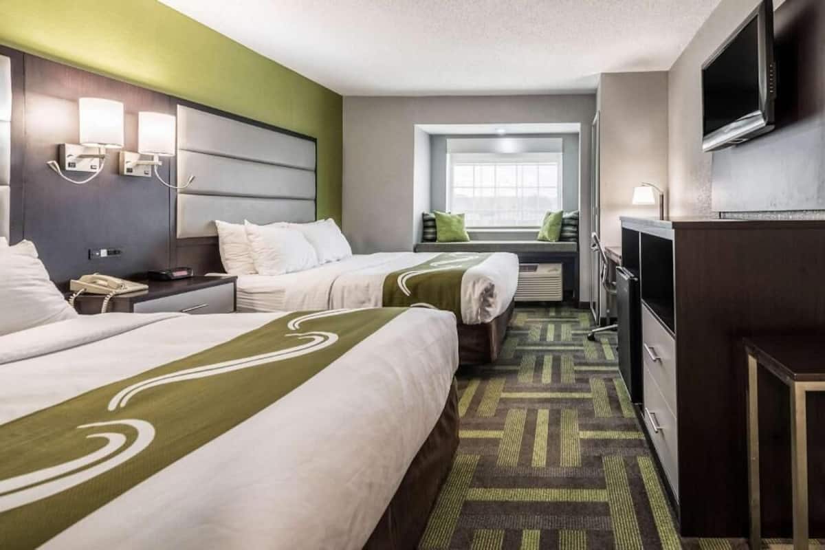 Escritorio, espacio para trabajar con laptop y cortinas blackout