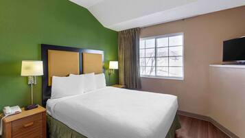 Suíte, 1 cama Queen e sofá-cama, para não fumantes | Escrivaninha, Wi-Fi de cortesia, roupa de cama