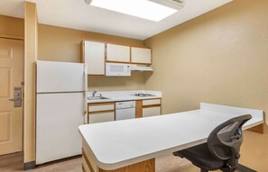 Deluxe Studio, 1 Queen Bed with Sofa bed, Non Smoking | Private kitchen