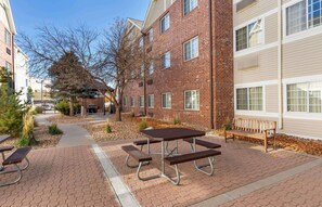 BBQ/picnic area - Extended Stay America Select Suites - Denver - Tech Center South - Greenwood Village (Greenwood Village)