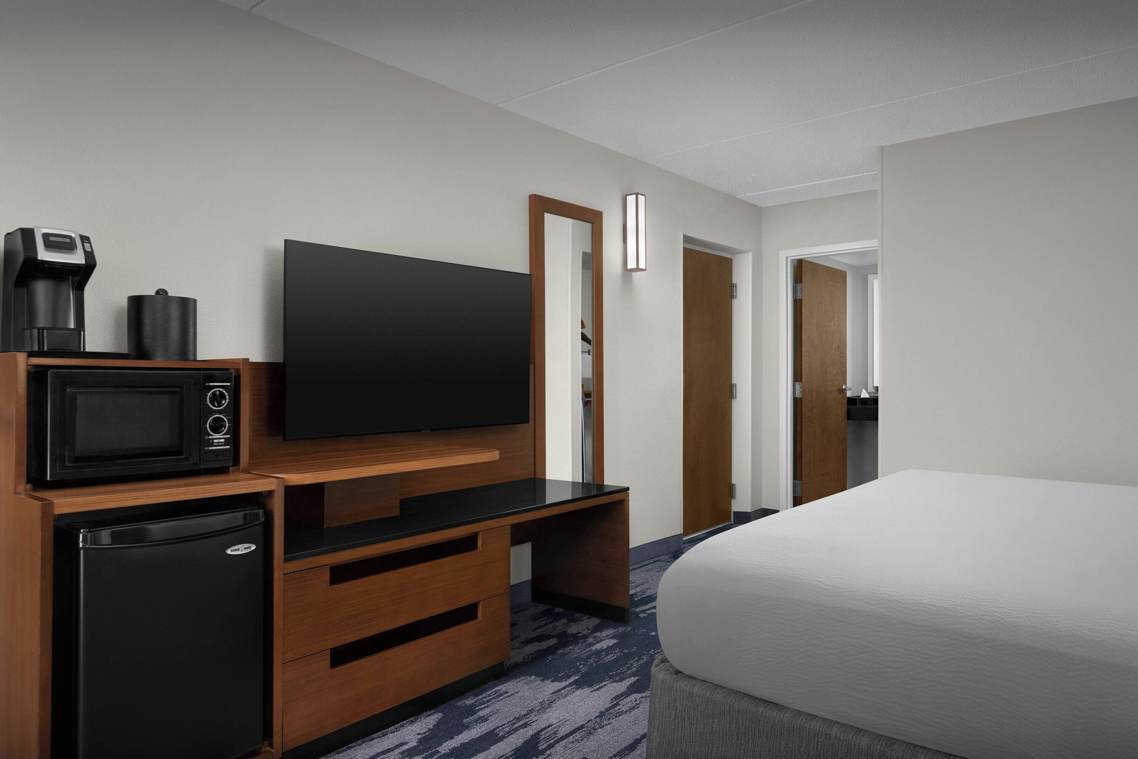 Premium bedding, in-room safe, desk, iron/ironing board