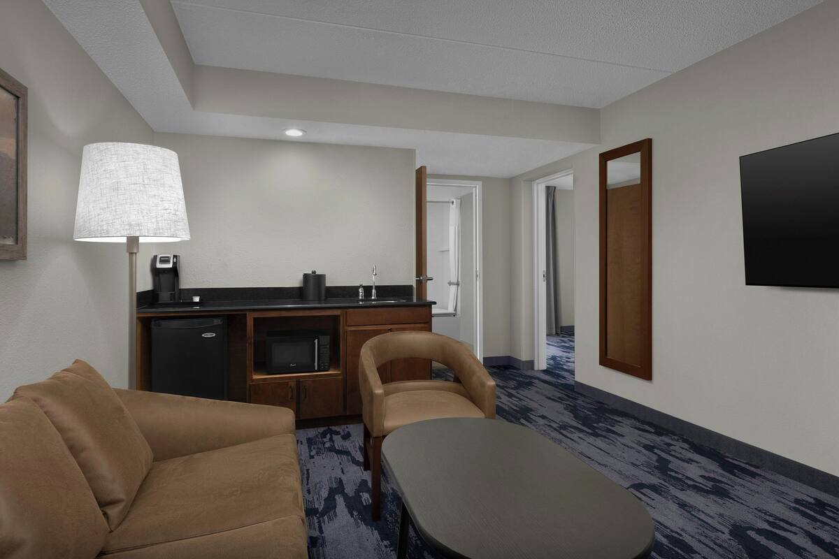 Suite, 1 Tempat Tidur King dengan tempat tidur Sofa, bathtub difabel (Hearing Accessible) | Ruang keluarga | Smart TV 55-inci dengan saluran TV kabel, Netflix, dan layanan streaming