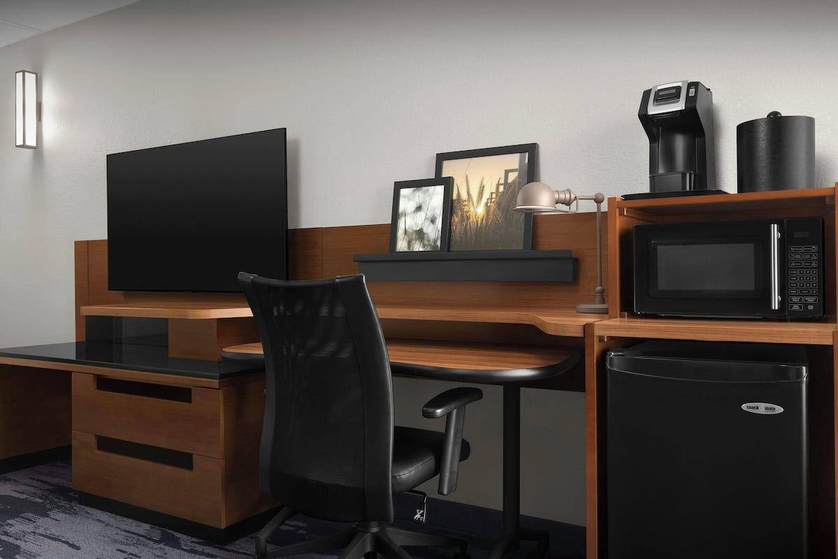 Ropa de cama de alta calidad y caja de seguridad en la habitación