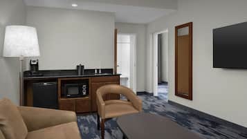 Sengetøy av topp kvalitet, safe på rommet og skrivebord