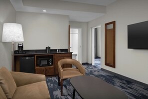 Premium bedding, in-room safe, desk, iron/ironing board - Fairfield Inn & Suites by Marriott Winston-Salem Hanes Mall (Winston-Salem)