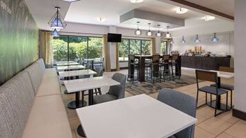 ํ ๋ธ๋ ํผ์คํธ ๋ฌด๋ฃ ์์นจ ์์ฌ ํฌํจ