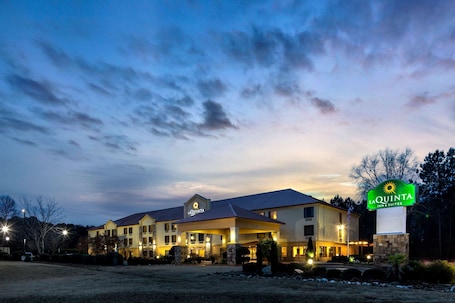 Exterior. La Quinta Inn & Suites by Wyndham LaGrange / I-85