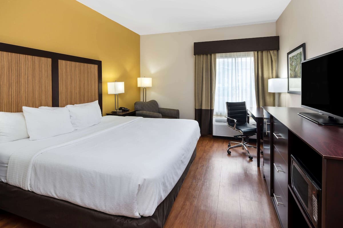 Chambre, 1 très grand lit, accessible aux personnes à mobilité réduite (Mobility Accessible) | Literie de qualité supérieure, surmatelas, bureau