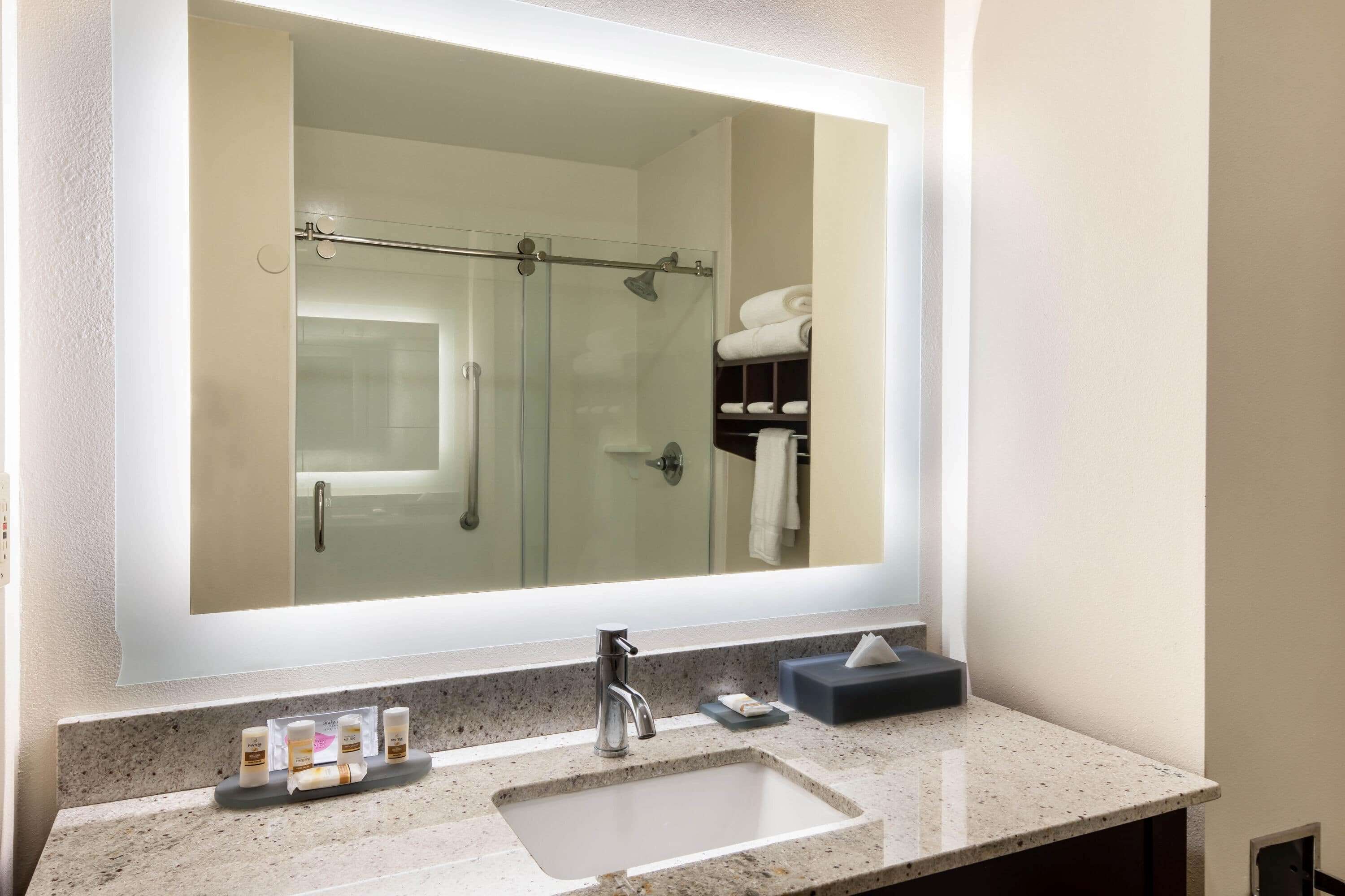 combined shower/bathtub, hydromassage showerhead, designer toiletries