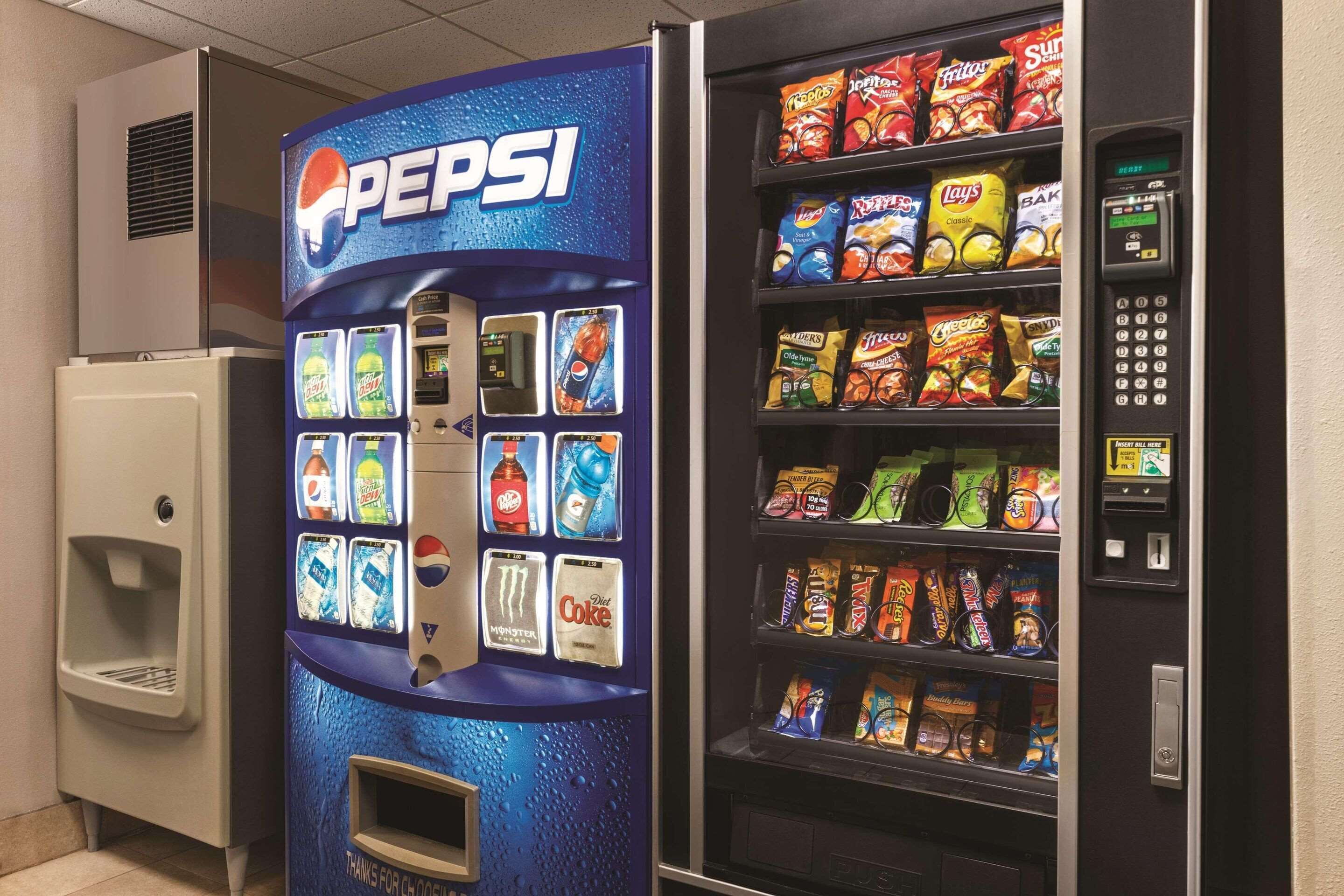 Una máquina expendedora con Pepsi y un dispensador de aperitivos.