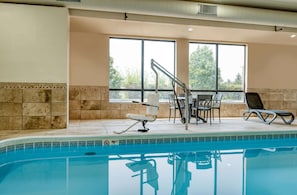 Piscine intérieure, chaises longues