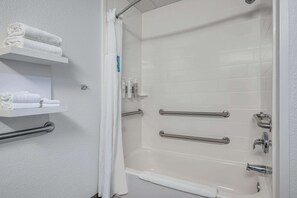 Room, 1 King Bed, Accessible | Bathroom | Free toiletries, hair dryer, towels, soap - Hampton Inn by Hilton Washington Court House (Jeffersonville)