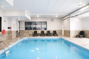 Una piscina techada, sillones reclinables de piscina