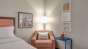 Chambre non-fum., 2 grands lits | Literie de qualité, décor unique, ameublement unique, bureau