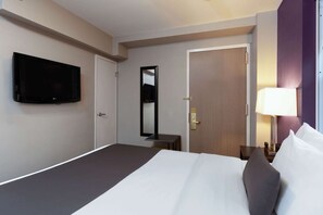 Chambre, 1 grand lit, non-fumeurs | Coffres-forts dans les chambres, rideaux occultants