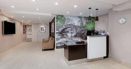 La Quinta Inn & Suites by Wyndham New York City Central Park