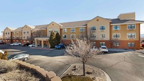A multi-story hotel with a parking lot in front. - Extended Stay America Suites Albuquerque Rio Rancho (Rio Rancho)
