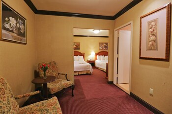 Deluxe Studio Suite | In-room safe, desk, blackout drapes, soundproofing at Hotel Newton