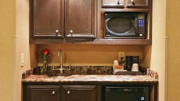 Deluxe Studio Suite | In-room safe, desk, blackout curtains, soundproofing