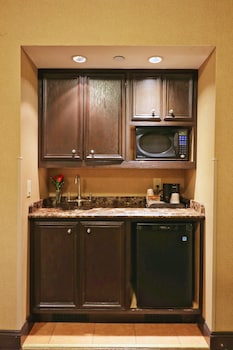 Deluxe Studio Suite | In-room safe, desk, blackout drapes, soundproofing at Hotel Newton