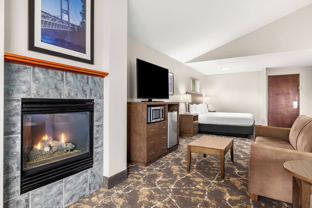 Suite, 2 King Bed, Fireplace (Extended) | 高級寢具、舒適加層、書桌、筆電工作空間