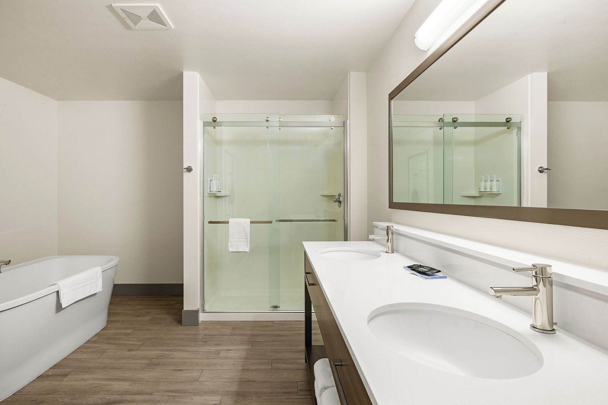 suite, 1 king bed, fireplace (extended) | bathroom | hydromassage showerhead, eco-friendly toiletries, hair dryer, towels