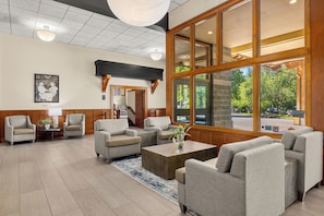 Lobby sitting area - The INN at Gig Harbor (Gig Harbor)