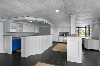 Hotel entrance and lobby at Seaside Inn Oceanfront