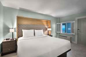 Escritorio, tabla de planchar con plancha, wifi gratis y ropa de cama