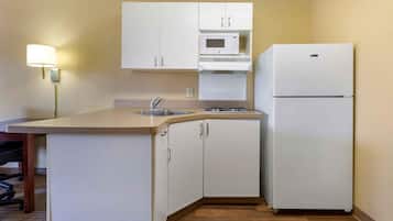 Coffee/tea maker, fridge, microwave, stovetop