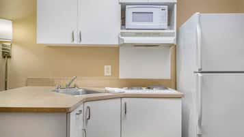 Coffee/tea maker, fridge, microwave, stovetop