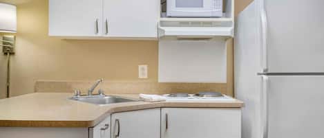 Coffee/tea maker, fridge, microwave, stovetop