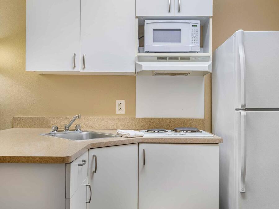 Coffee/tea maker, fridge, microwave, stovetop