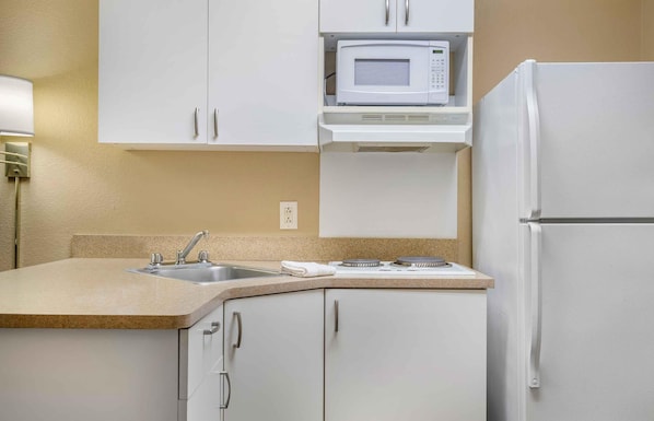 Coffee/tea maker, fridge, microwave, stovetop - Extended Stay America Suites Washington DC Landover (Upper Marlboro)