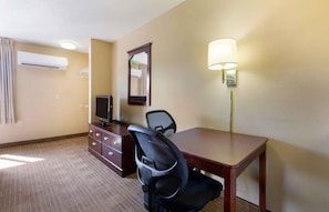 Desk, iron/ironing board, WiFi (free) - Extended Stay America Suites Washington DC Landover (Upper Marlboro)