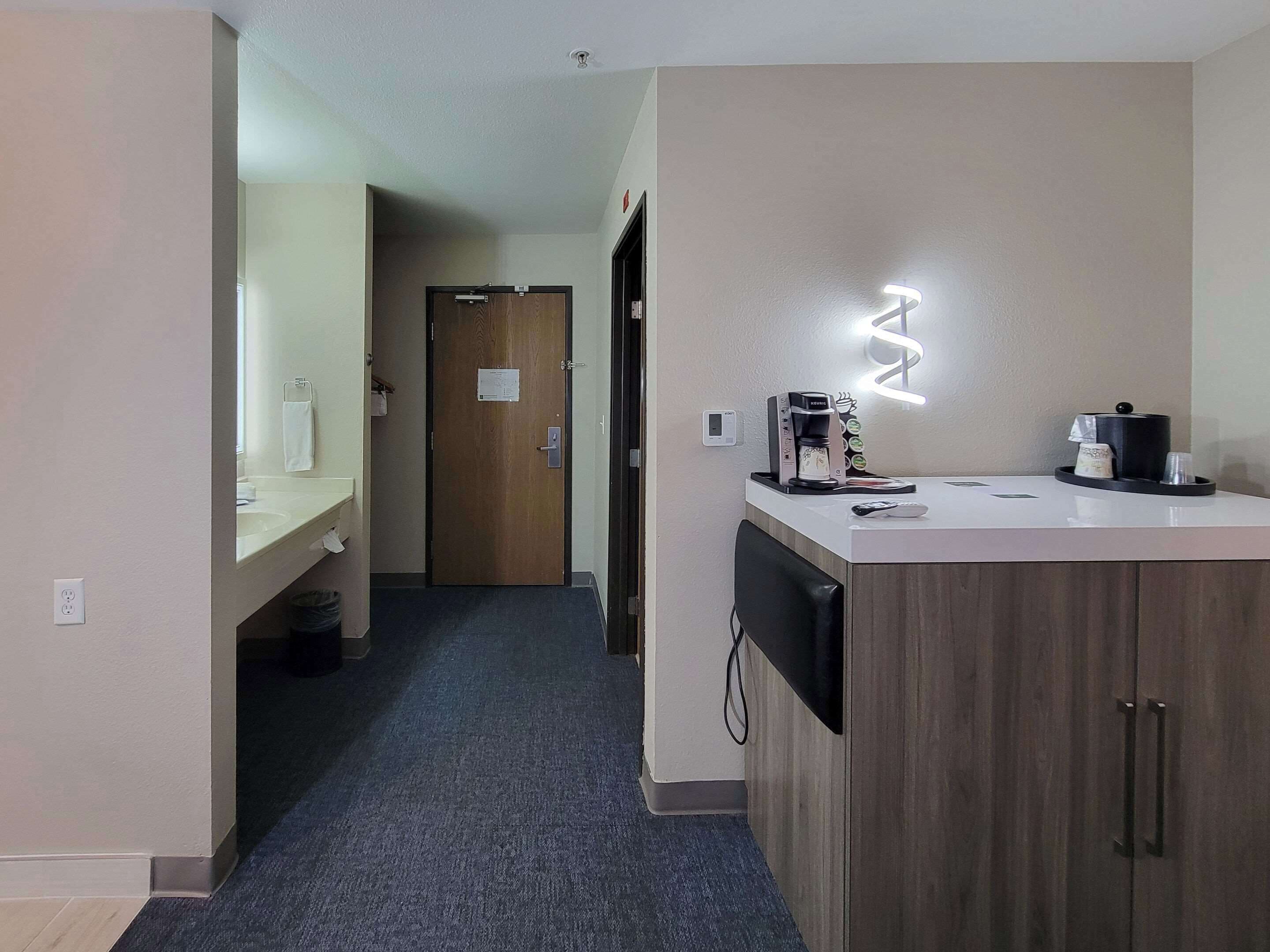 客房, 1 張特大雙人床, 非吸煙房 | 高級寢具、書桌、筆電工作空間、遮光布/窗簾