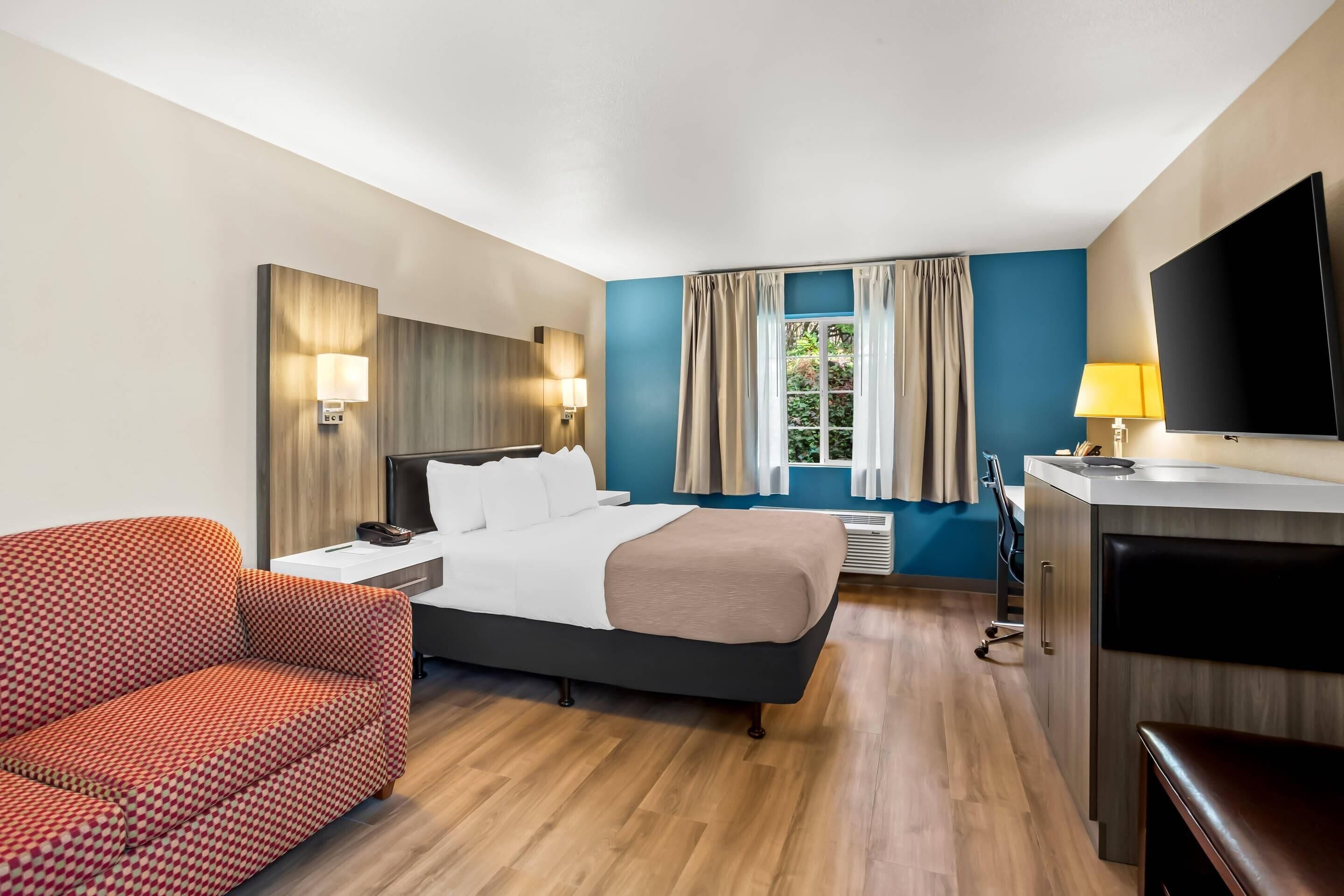 Luxe beddengoed, een bureau, een laptopwerkplek