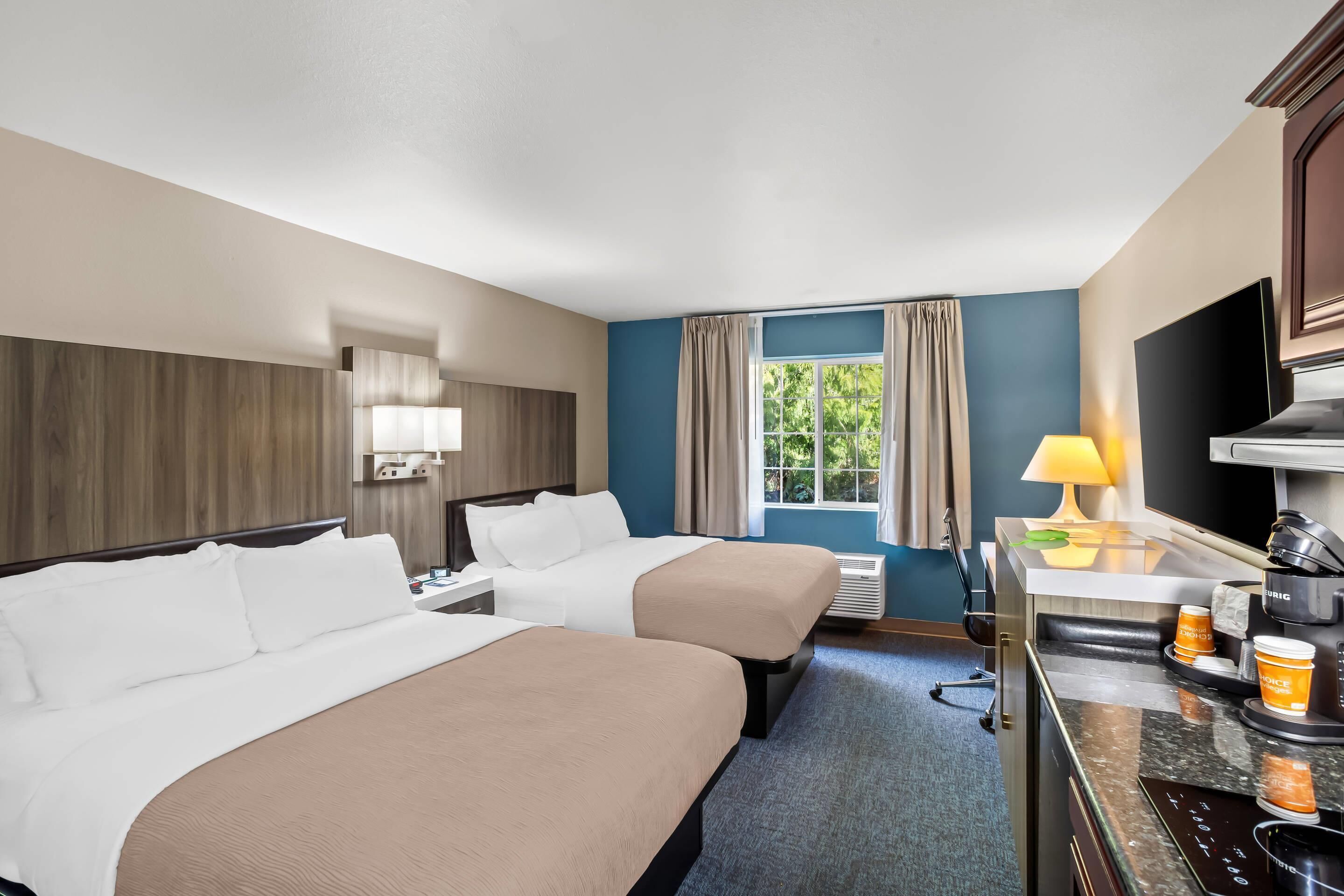 Luxe beddengoed, een bureau, een laptopwerkplek