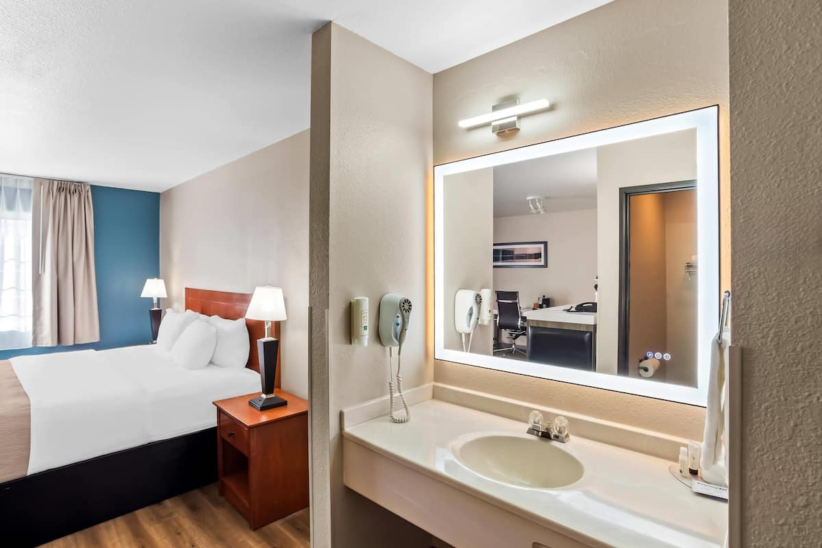 Luxe beddengoed, een bureau, een laptopwerkplek