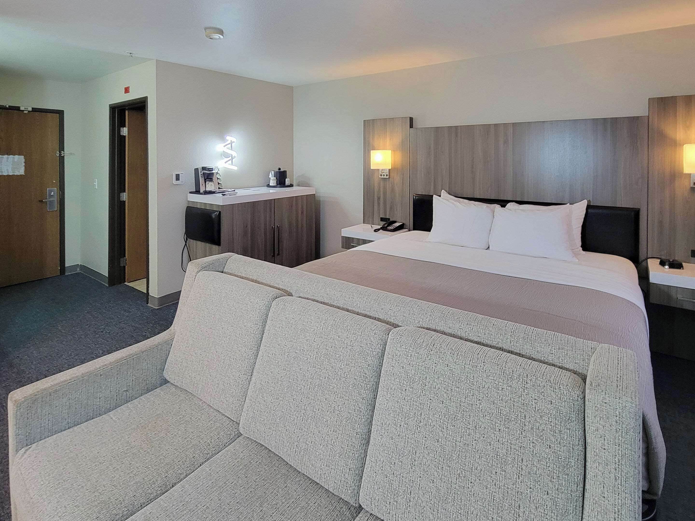 高級寢具、書桌、筆電工作空間、遮光布/窗簾